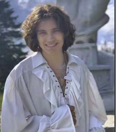 Denis în cămașă tradițională, filmând în aer liber